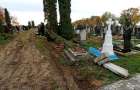 У громаді на Хмельниччині невідомі пошкодили пам’ятники на кладовищі, що кажуть очевидці