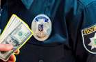 На Хмельниччині двох поліцейських, які отримали від підозрюваного 400 доларів хабаря, оштрафували на 25, 5 тисяч гривень