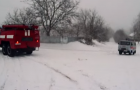 На Хмельниччині рятувальники витягнули зі снігу швидку, в якій перебувала хвора жінка