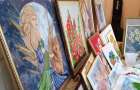 На Хмельниччині 82-річна вишивальниця хоче продати власноруч вишиті картини та купити дрони для ЗСУ