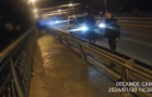 На Хмельниччині поліцейські врятували чоловіка, який намагався стрибнути з мосту через життєві труднощі