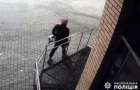 Відео з камер спостереження допомогло поліції знайти чоловіка, який викрав квіти на Алеї Героїв у Хмельницькому