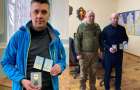 Двох волонтерів з Хмельниччини нагородили почесним нагрудним знаком Головнокомандувача ЗСУ