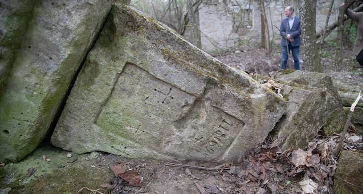 У громаді на Хмельниччині поблизу костелу виявили зруйнований постамент невідомої сакральної скульптури