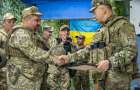 Військовослужбовця із Хмельницького Геннадія Синявського відзначив грошовим сертифікатом Головнокомандувач ЗСУ