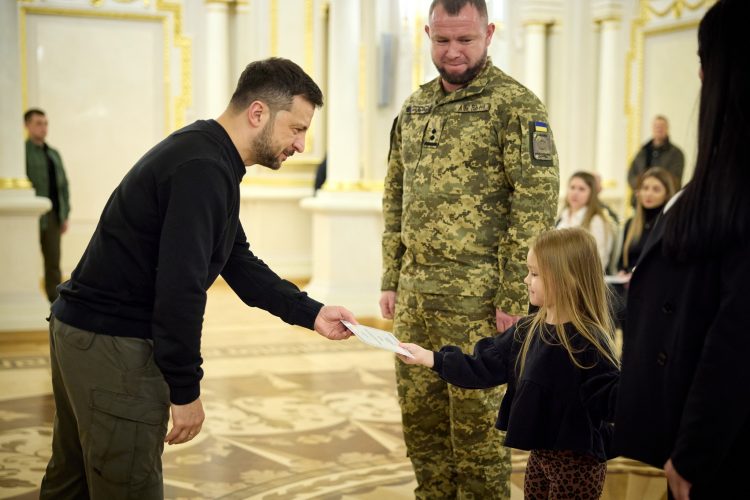 Офіцер-прикордонник з Хмельниччини, який служить у Луганському прикордонному загоні, отримав сертифікат на квартиру