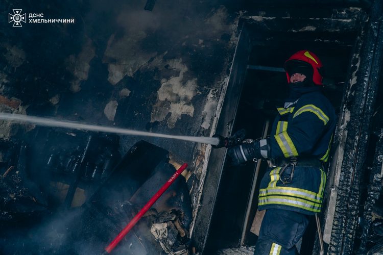 У Хмельницькому горіла багатоповерхівка: з вогняної пастки врятували двох чоловіків