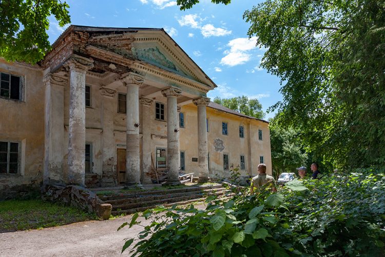 Палац у Лісоводах на Хмельниччині: містика, історія та забуття