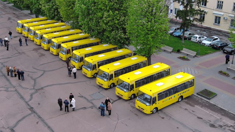 До Дня Європи 12 громад Хмельниччини отримали шкільні автобуси