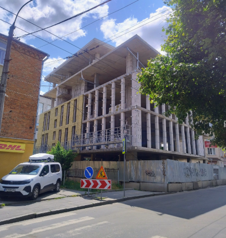 У Міністерстві культури відреагували на будівництво у центрі Хмельницького, яке «нависає» над дорогою