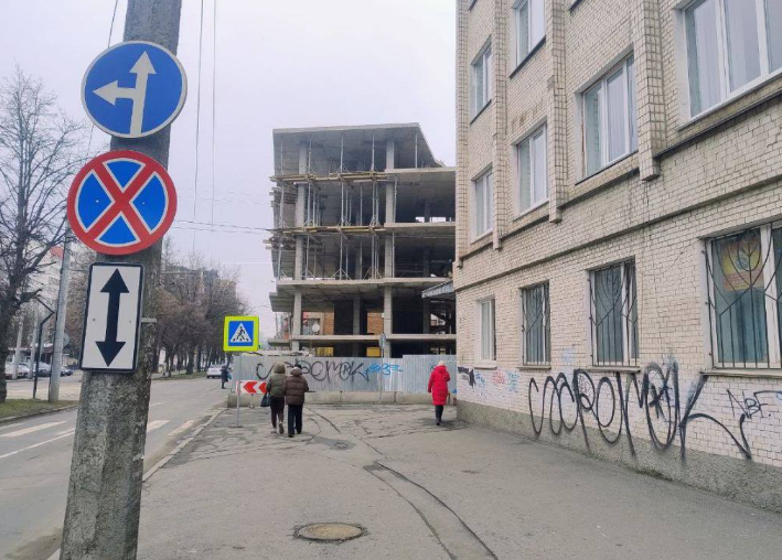 У Міністерстві культури відреагували на будівництво у центрі Хмельницького, яке «нависає» над дорогою