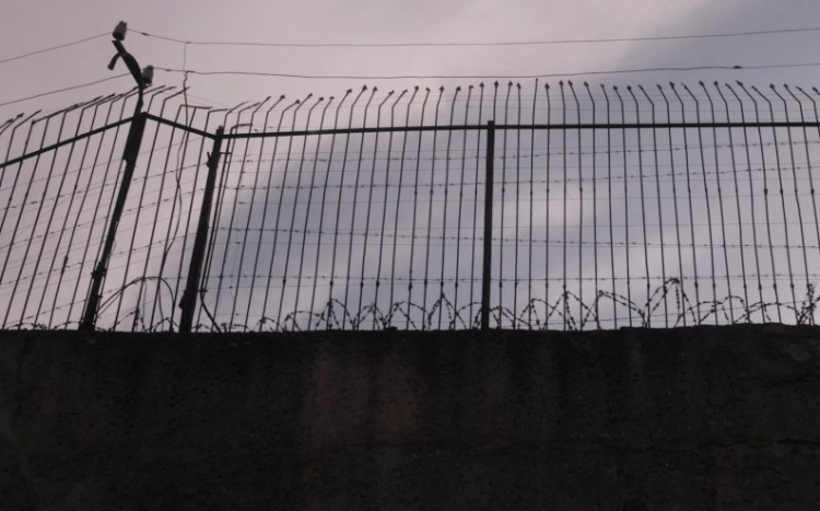 У Хмельницькому чоловіка засудили до 8 років за розбійний напад і побиття падчерки