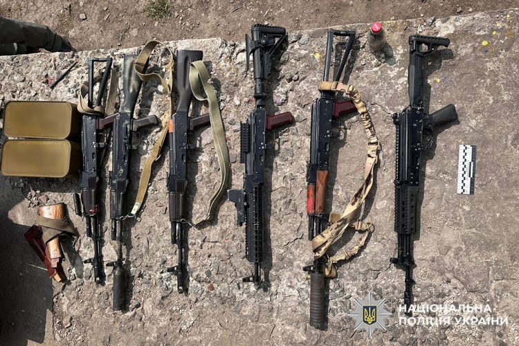 На Хмельниччині у чоловіка вдома виявили арсенал зброї: 6 автоматів, 9 гранат і протипіхотну міну