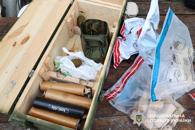 Поблизу Хмельницького виявили арсенал боєприпасів у дачному будинку — затримано ексвійськового