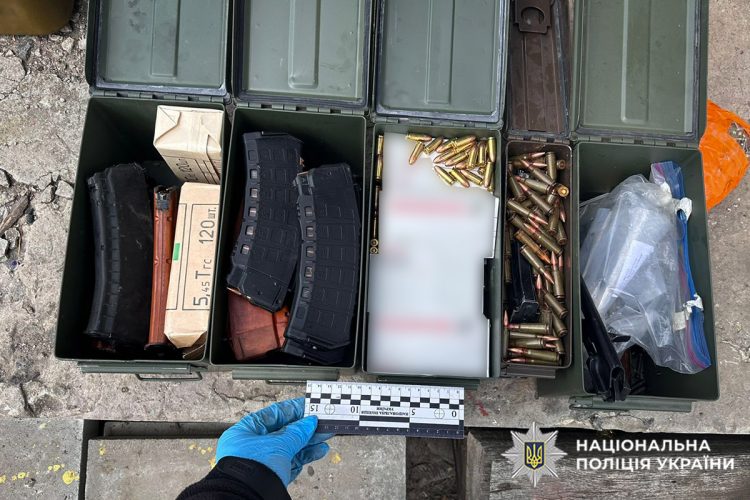 На Хмельниччині у чоловіка вдома виявили арсенал зброї: 6 автоматів, 9 гранат і протипіхотну міну