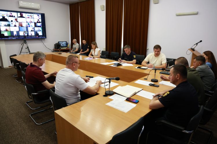 У Хмельницькій ОВА обговорили стан епідбезпеки, готовність до навчального року та протипожежний захист у громадах