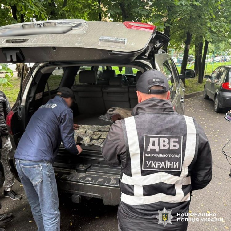 На Хмельниччині викрили двох чоловіків, які обіцяли «зняти з обліку» в ТЦК за $13 тисяч