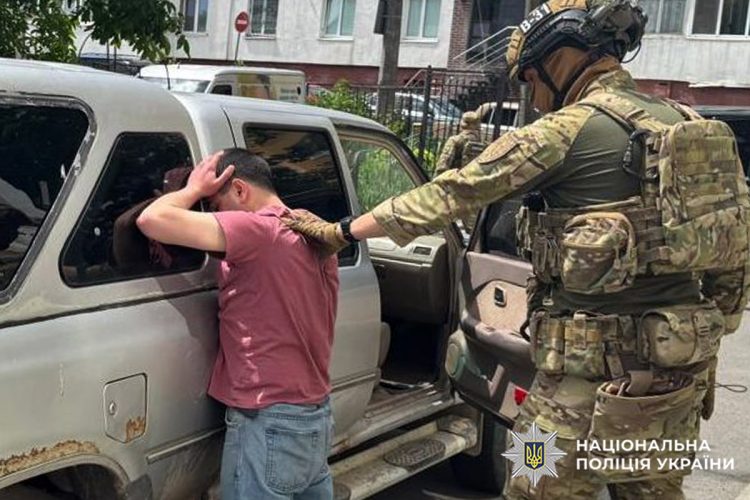 У Хмельницькому затримали чоловіка, який за 14 тисяч доларів переправляв ухилянтів через кордон