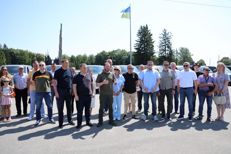 Аграрії Хмельниччини передали бійцям ССО «Рейнджер» 20 мікроавтобусів