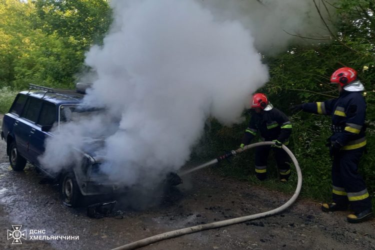 На Хмельниччині горів легковик: імовірна причина пожежі – коротке замикання