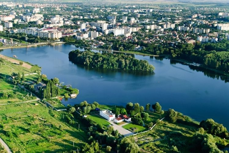 Хмельницька міськрада обмежила забудову вздовж Південного Бугу: визначено 100-метрову захисну зону