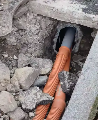 У центрі Хмельницького виявили незаконне підключення каналізації до зливової мережі
