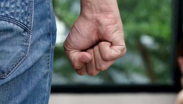 У Камʼянці-Подільському 16-річний підліток побив жінку, яка зробила йому зауваження