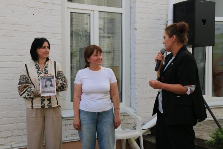 У Хмельницькому підбили підсумки проєкту «Сила поруч: жінки, які тримають тил»