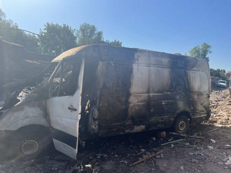 Власники пошкоджених гаражів та автівок підраховують збитки після російської обстрілу Хмельницького