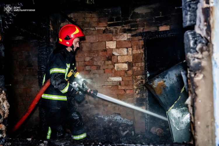 На Хмельниччині під час пожежі житлового будинку загинули двоє людей