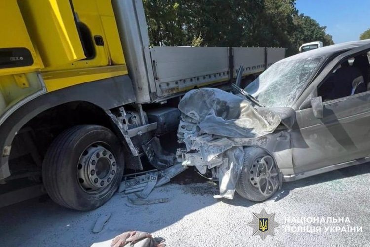 Смертельна ДТП на Хмельниччині: легковик зіткнувся з вантажівкою, загинула 46-річна жінка