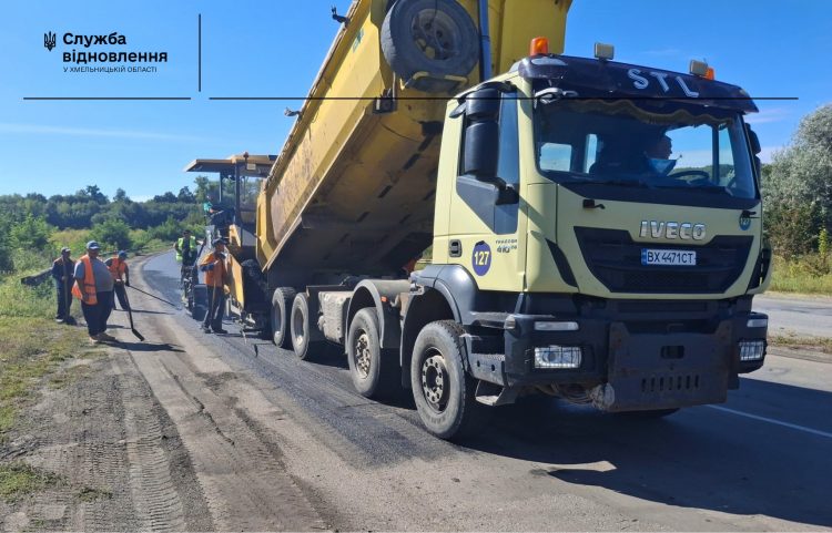 На Хмельниччині ремонтують ключові автошляхи державного значення: водіїв просять бути уважними
