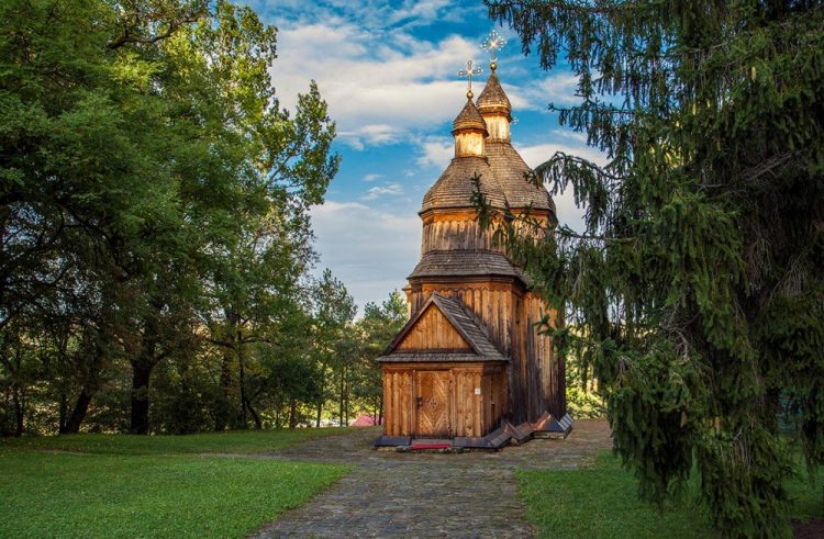 Унікальний дерев’яний храм Хмельниччини, який зберіг дух давнього Поділля