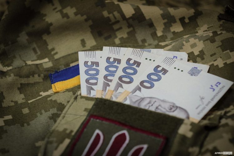 На Хмельниччині суд позбавив батька, який не брав участі у вихованні сина, виплати за загиблого захисника