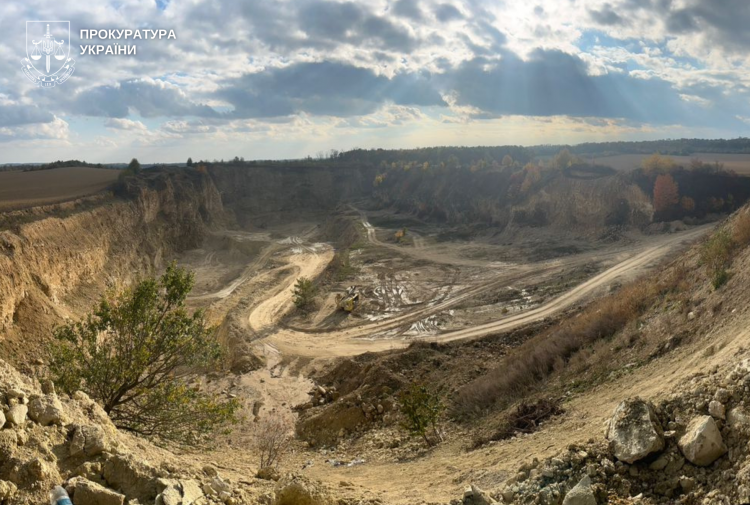 Директор одного із кар’єрів на Хмельниччині незаконно видобув майже 237 тисяч тонн вапняку