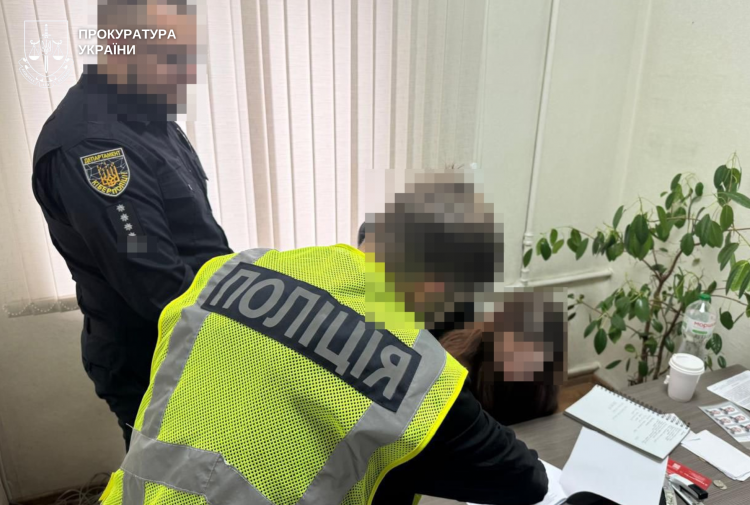 На Хмельниччині 32-річна аферистка ошукала людей на 180 тисяч, оформлюючи на них фіктивні кредити