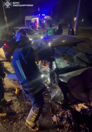 У Хмельницькому легковик врізався в цегляну колону: 19-річного пасажира деблокували рятувальники