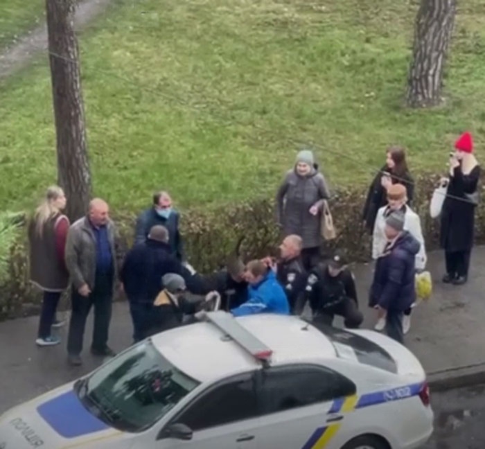 На Хмельниччині 26-річний чоловік під час перевірки документів побив поліцейського: його затримали