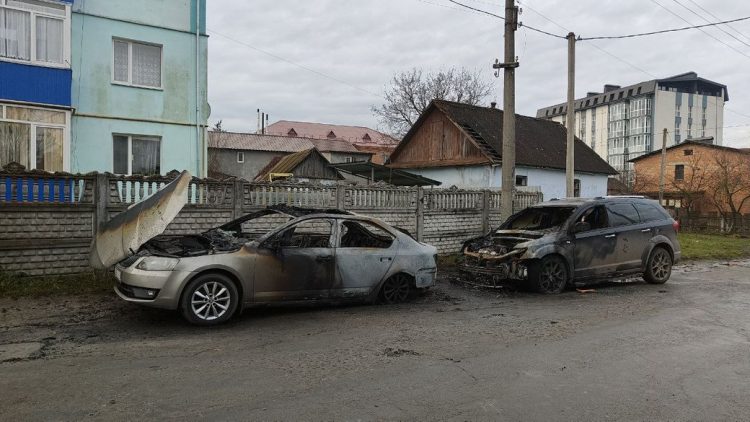 У громаді на Хмельниччині згоріли два автомобілі, припарковані поруч: поліція з’ясовує причини пожежі
