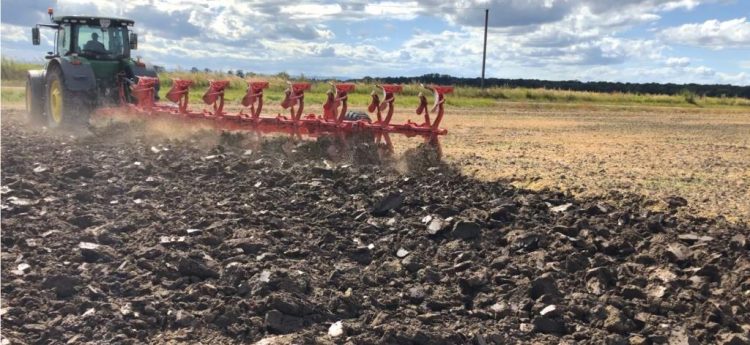 На Хмельниччині директор агрофірми отримав штраф за незаконну оранку земель у прибережній смузі річки