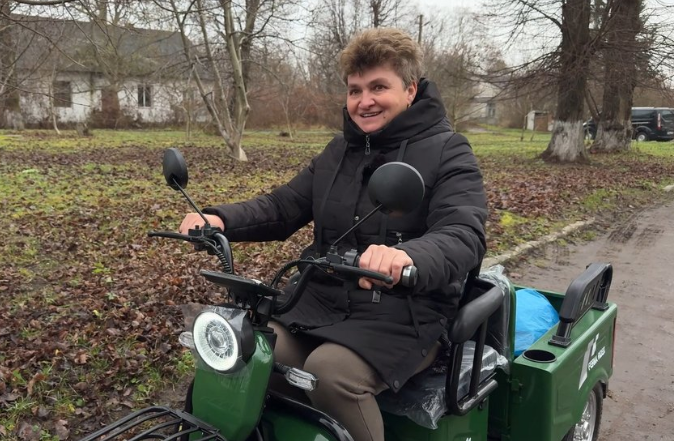 У громаді на Хмельниччині соціальних працівників забезпечили електричними трициклами: значно полегшують роботу