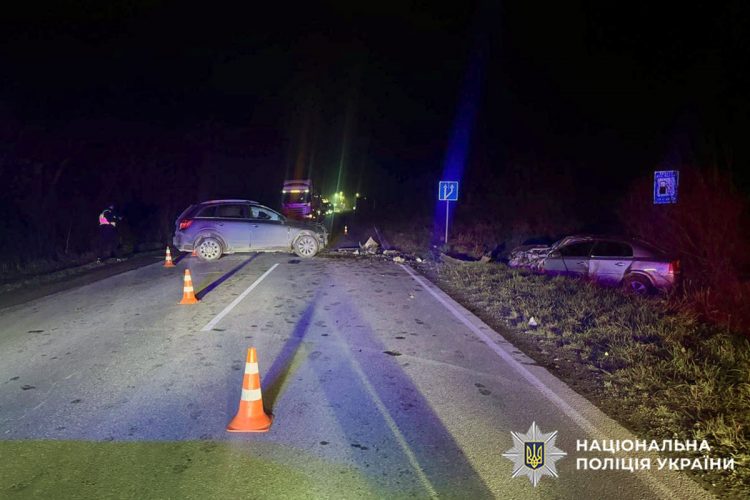 На Хмельниччині п’яний водій виїхав на зустрічну та спричинив ДТП: двоє людей травмовані