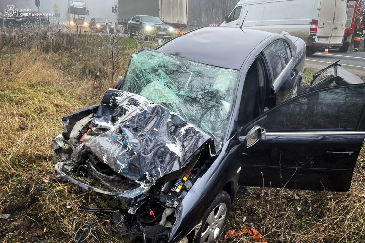 На автодорозі поблизу Летичева зіткнулись чотири авто: травмувалися троє осіб