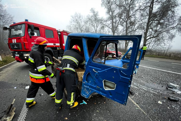 На автодорозі поблизу Летичева зіткнулись чотири авто: травмувалися троє осіб