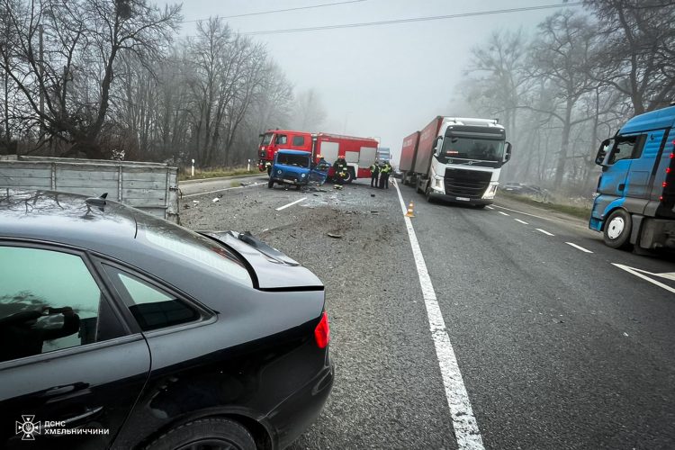На автодорозі поблизу Летичева зіткнулись чотири авто: травмувалися троє осіб