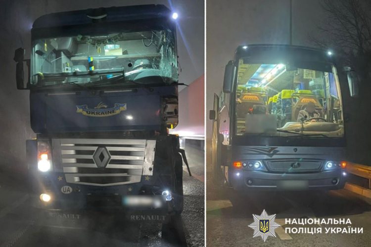 На Хмельниччині зіткнулися рейсовий автобус і вантажівка: є постраждалий