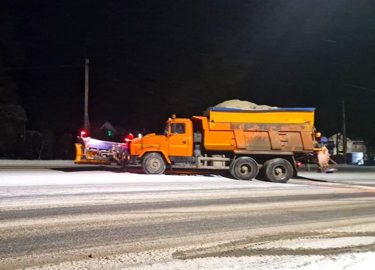 Ожеледиця та сильний вітер: на дорогах Хмельниччини працює майже сотня одиниць техніки