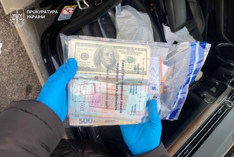 На Хмельниччині посадовця ДКВС підозрюють в одержанні понад пів мільйона гривень хабаря