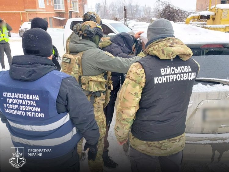 Обіцяв «вирішити питання» з МСЕК і ТЦК: на хабарі в 11 000 доларів затримали мешканця Хмельниччини