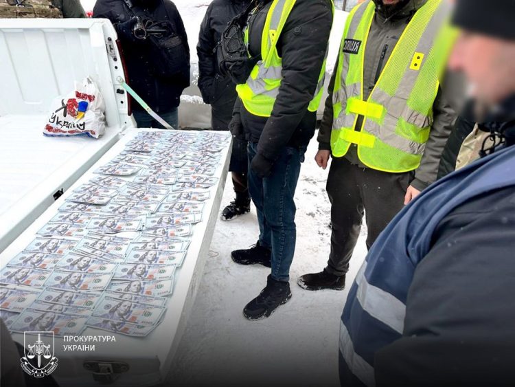 Обіцяв «вирішити питання» з МСЕК і ТЦК: на хабарі в 11 000 доларів затримали мешканця Хмельниччини